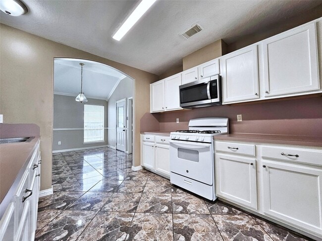 Building Photo - 16611 Creek Trail