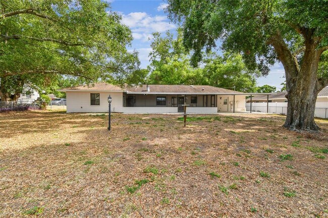 Building Photo - 1102 Shadowbrook Dr N