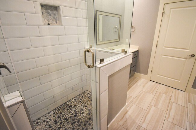 Building Photo - Stunning 3 Bedroom, 2.5 Bathroom Home in F...