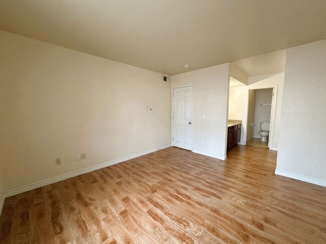 Building Photo - This charming 2-bedroom, 2-bathroom offers...