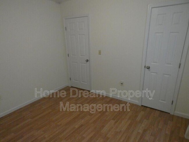 Building Photo - 930 Bryant Ave