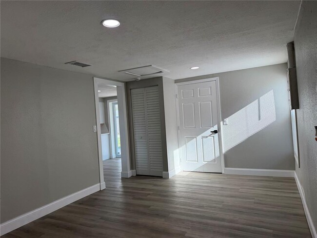 Building Photo - 7220 Fox Hollow Dr
