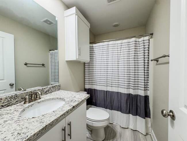 Building Photo - 51 10 Point Ln