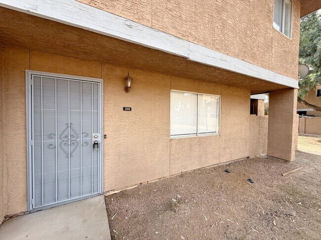 Building Photo - 6901 W Devonshire Ave