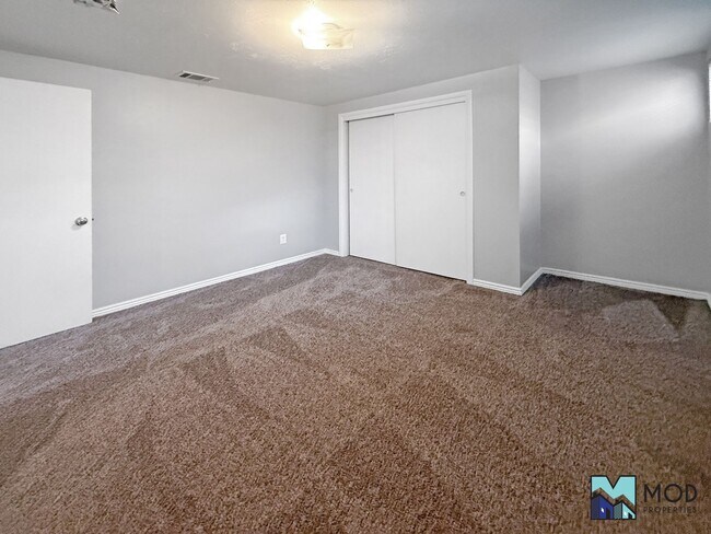 Building Photo - $0 DEPOSIT OPTION. CHARMING BRICK RANCH WITH FINISHED BASEMENT ON LARGE CORNER LOT NEAR DOWNTOWN ...