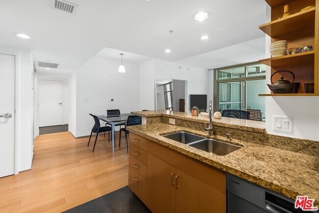 Building Photo - 13700 Marina Pointe Dr