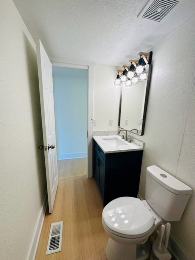 Building Photo - Newly Remodeled 3 bed/2 bath in Hamilton