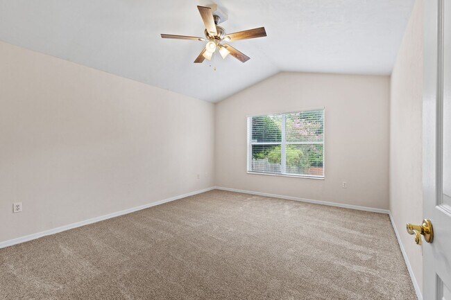 Building Photo - 3 Bedroom, 2 Bath Home in Broadmoor