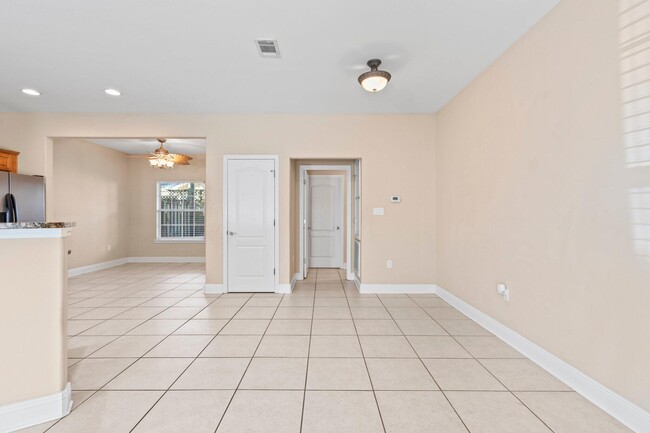 Building Photo - 528 Maple Ave