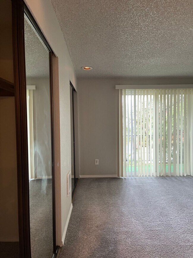 Building Photo - Roomy Lynnwood Townhouse-Style Condo With Upgrades