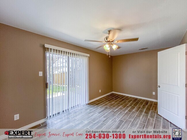 Building Photo - 2 bedroom/ 1 bath with one car garage.