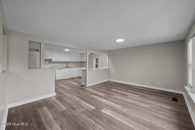 Building Photo - "Charming 4-Bedroom Home with 2 Full Baths on Murrill Hill Road – Your Perfect Jacksonville Retre...
