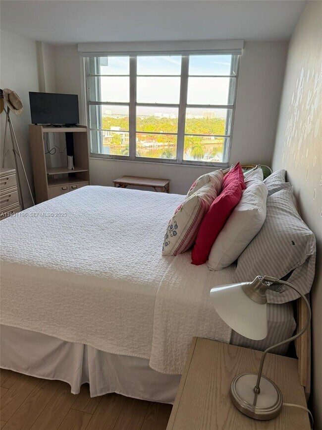 Building Photo - 5151 Collins Ave