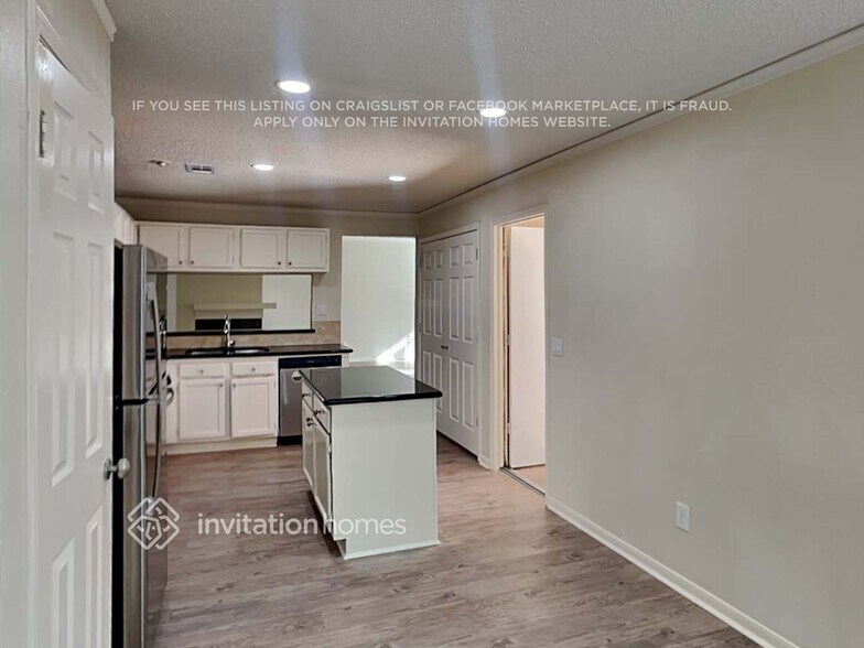 Building Photo - 110 S Village Knoll Cir