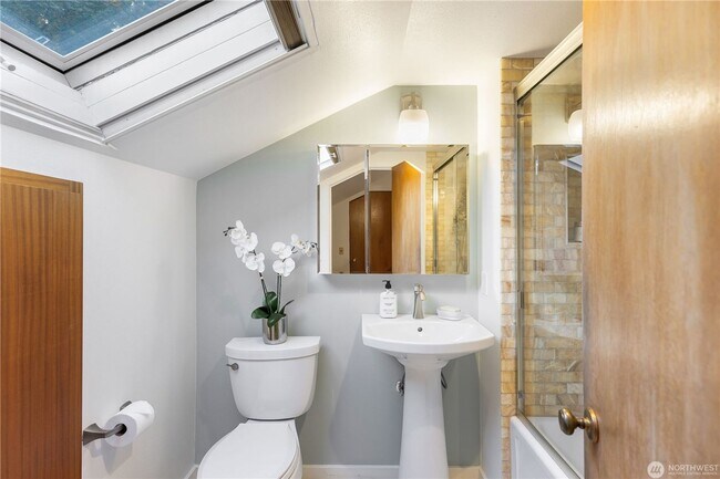 Building Photo - 4Bd/1.75Ba Seattle Home