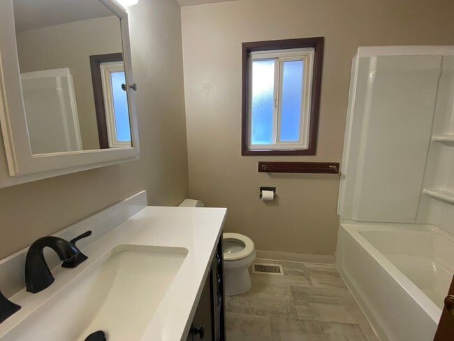 Building Photo - Charming 2 Bedroom Duplex with Attached Garage!
