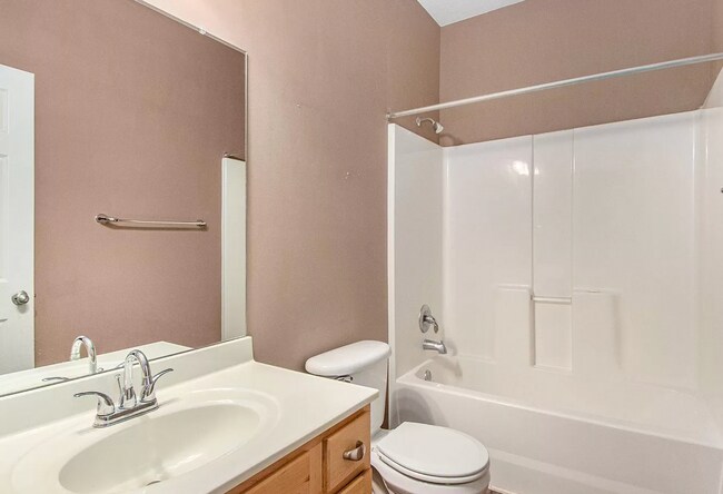 Building Photo - Spacious 4 Bedroom With Modern Comforts & Ideal Location!!