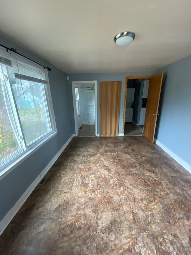 Building Photo - 4 bedroom 2 bath house in Henrico County! All appliances, laundry, central hvac, big yard