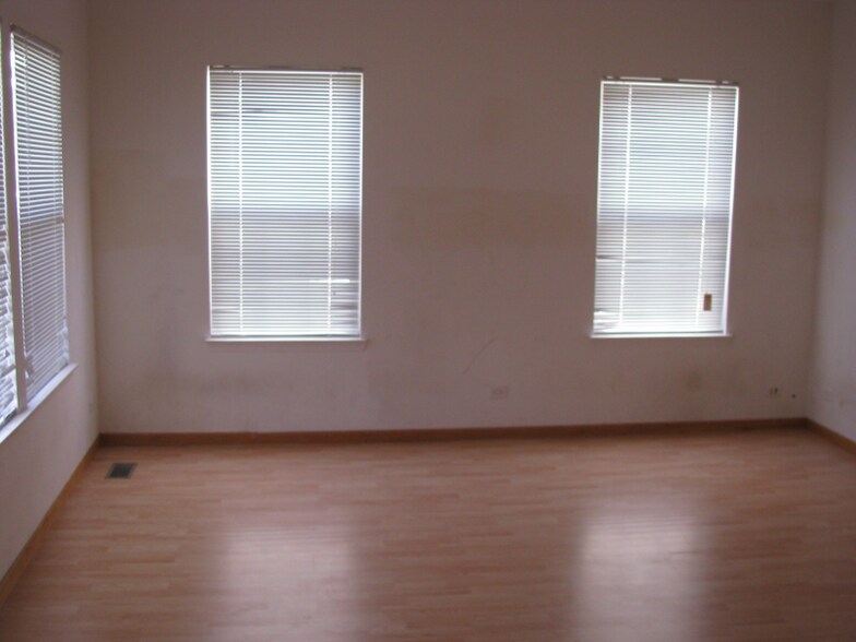 Building Photo - 357 Waterbury Dr
