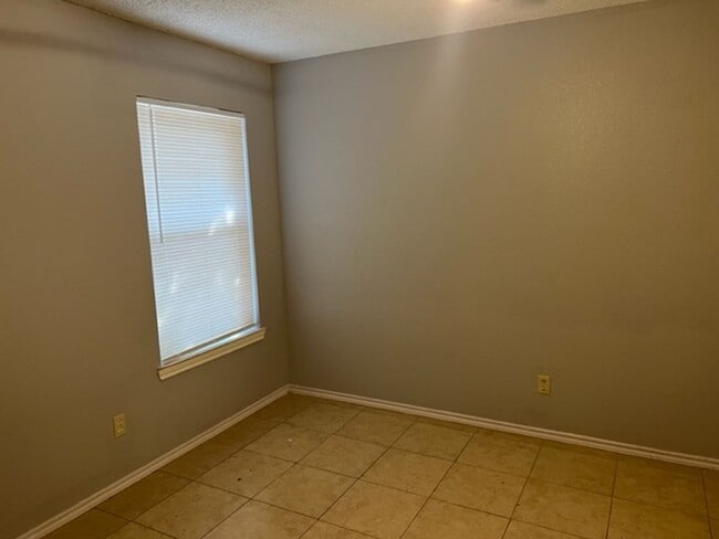 Building Photo - 1712 San Rafael St