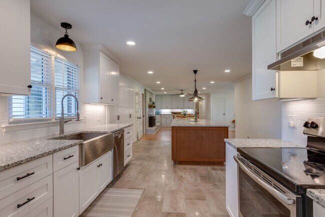 Building Photo - Stunner in North Columbia