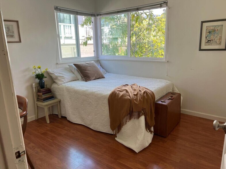 Building Photo - 324 W Arrellaga St