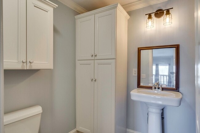 Building Photo - Spacious 2BR/2BA End Unit Condo in Desirab...