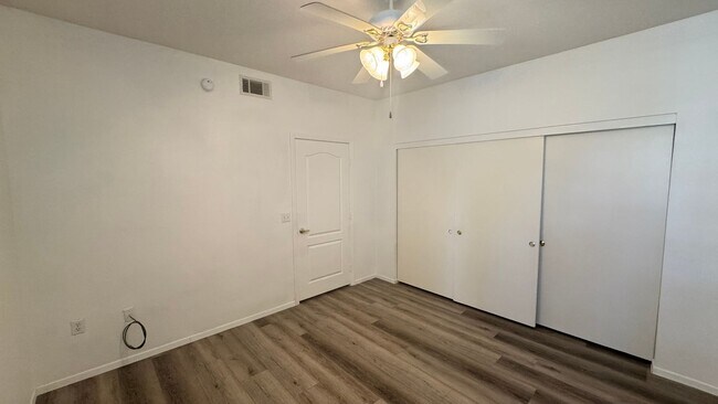 Building Photo - Gated Community 2 bedroom 1 car garage