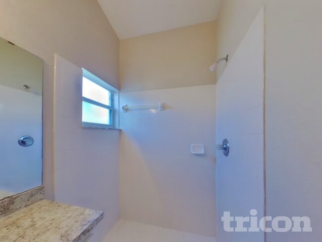 Building Photo - 272 Kings Pond Ave