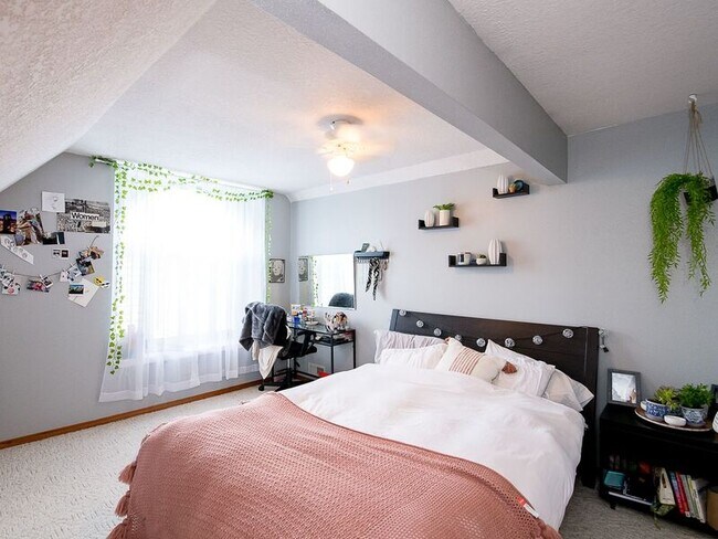 Building Photo - 1810 NE Estate Dr