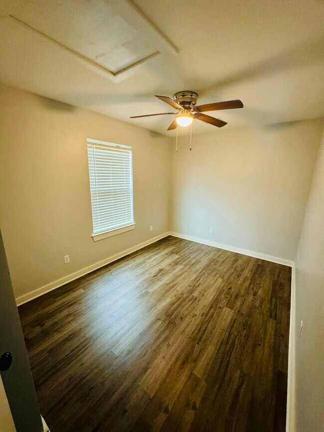 Building Photo - 2622 Hughey Dr