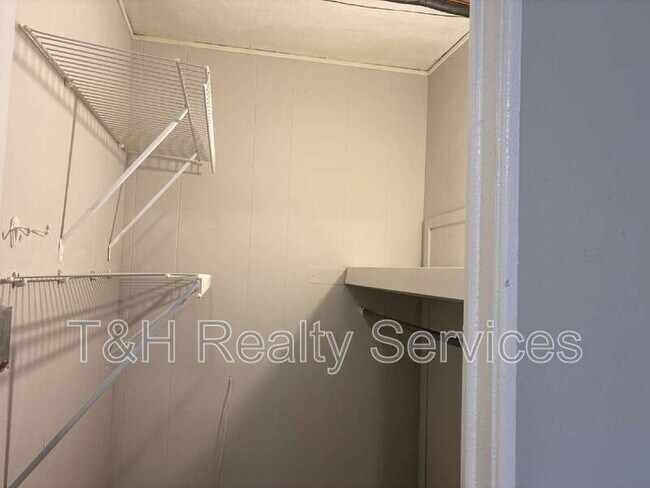 Building Photo - 636 Park Dr