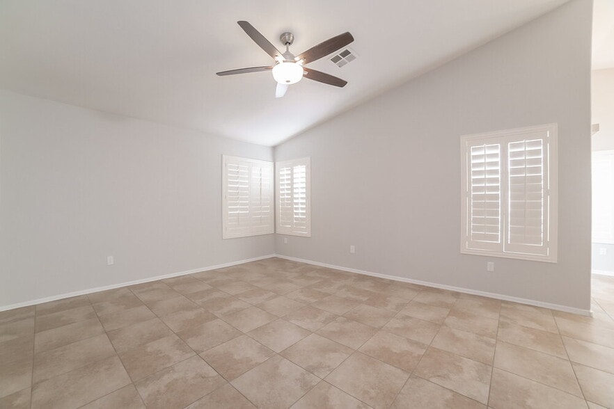 Building Photo - 323 N Ocean Dr