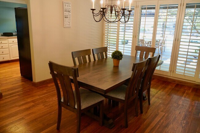 Building Photo - 836 E Serena Ave