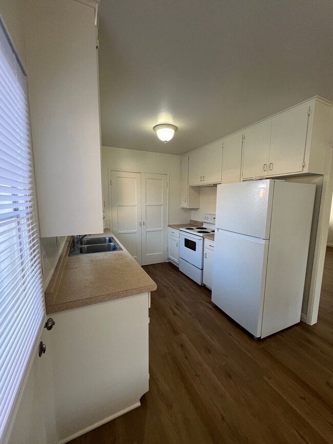 Building Photo - Mid Town Adorable Home!