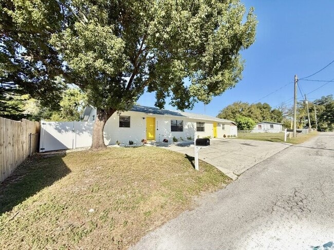 Building Photo - 5212 Peach Ave