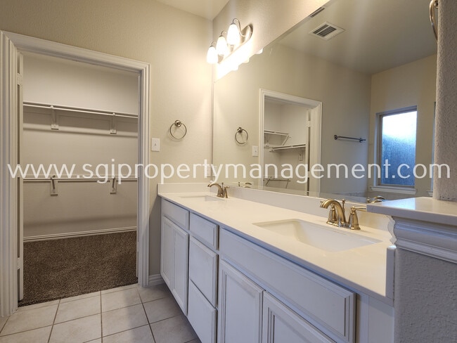 Building Photo - 2024 Miramar Dr