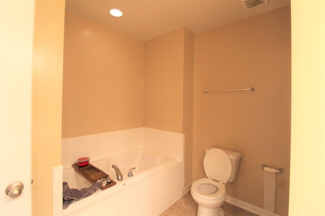 Building Photo - 3 Bed/ 2.5 Bath Townhome close to the inte...