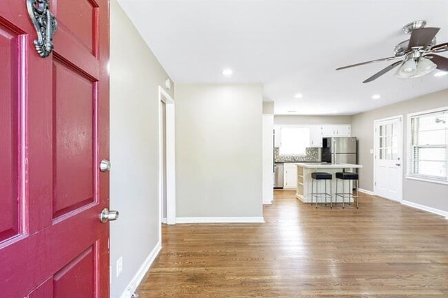 Building Photo - 1517 Gaylor Cir SE