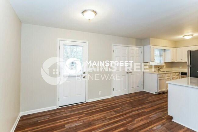 Building Photo - 3 Bedroom Pet-Friendly Home in HENDERSONVILLE, TN with Main Street Renewal