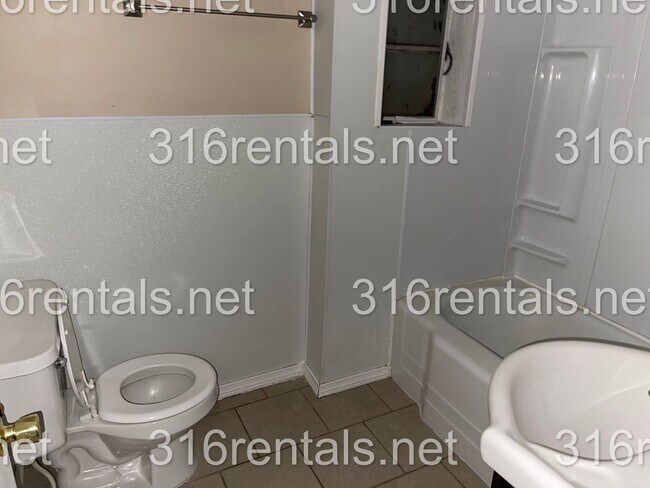 Building Photo - $650 - 1 bed 1 bath - Duplex