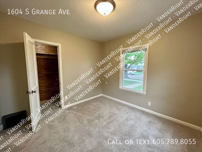 Building Photo - 1604 S Grange Ave