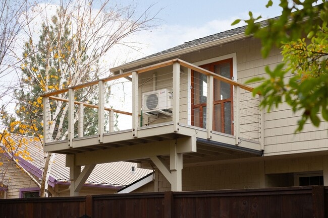 Building Photo - Remodeled & Charming 4 bed/3 bath w/ Yard and Hot Tub