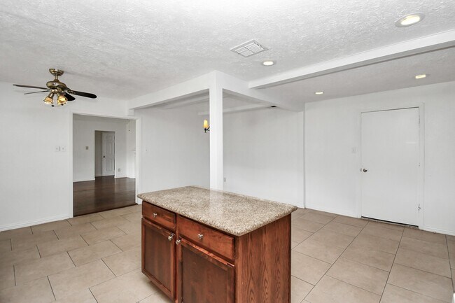 Building Photo - 10131 Kent Towne Ln