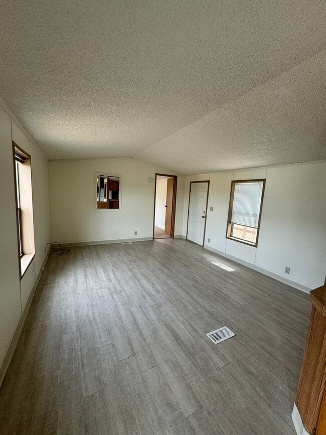 Building Photo - Pet Friendly 2bdrm, 2 bath home in the Cou...