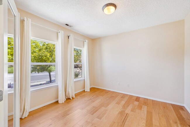 Building Photo - Single Story Beauty | Large Yard | 3 Bedro...