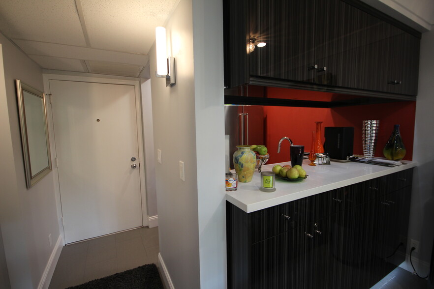 Building Photo - 950 N Kings Rd