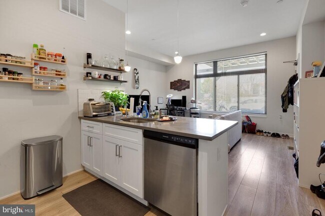 Building Photo - 385 Martin St