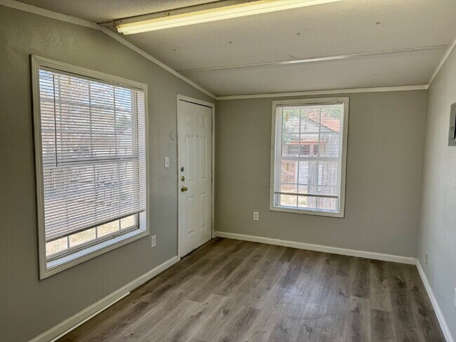 Building Photo - Updated Rear Unit