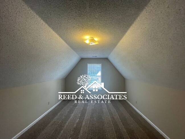 Building Photo - Charming Home Located in Quiet Cove!